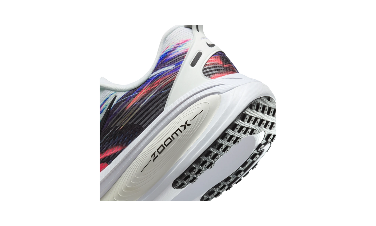 Nike Vomero 18 SE Light Trails