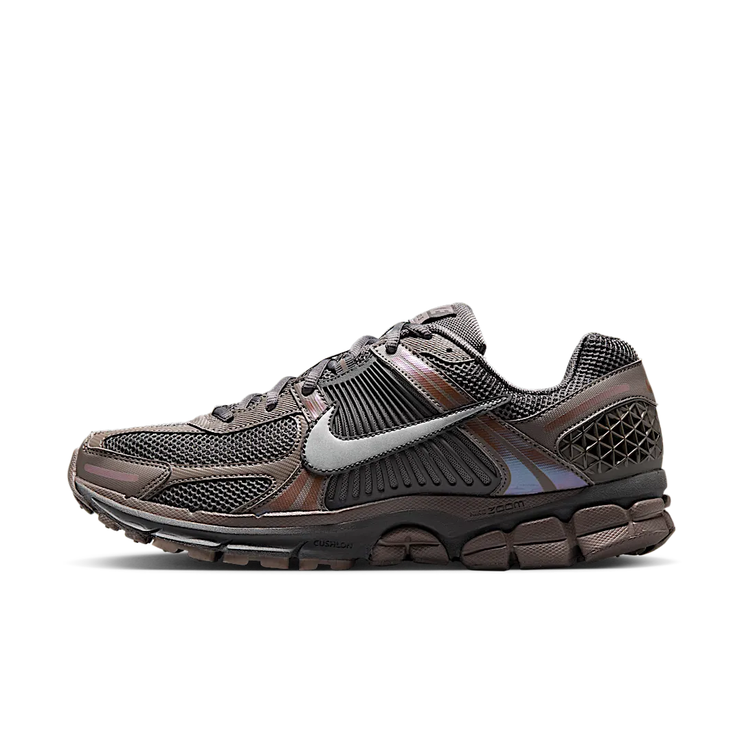 Nike Zoom Vomero 5 Cave Stone, Cave Stone/Multi-Color/Medium Ash/Metallic Silver (HF5493-201)