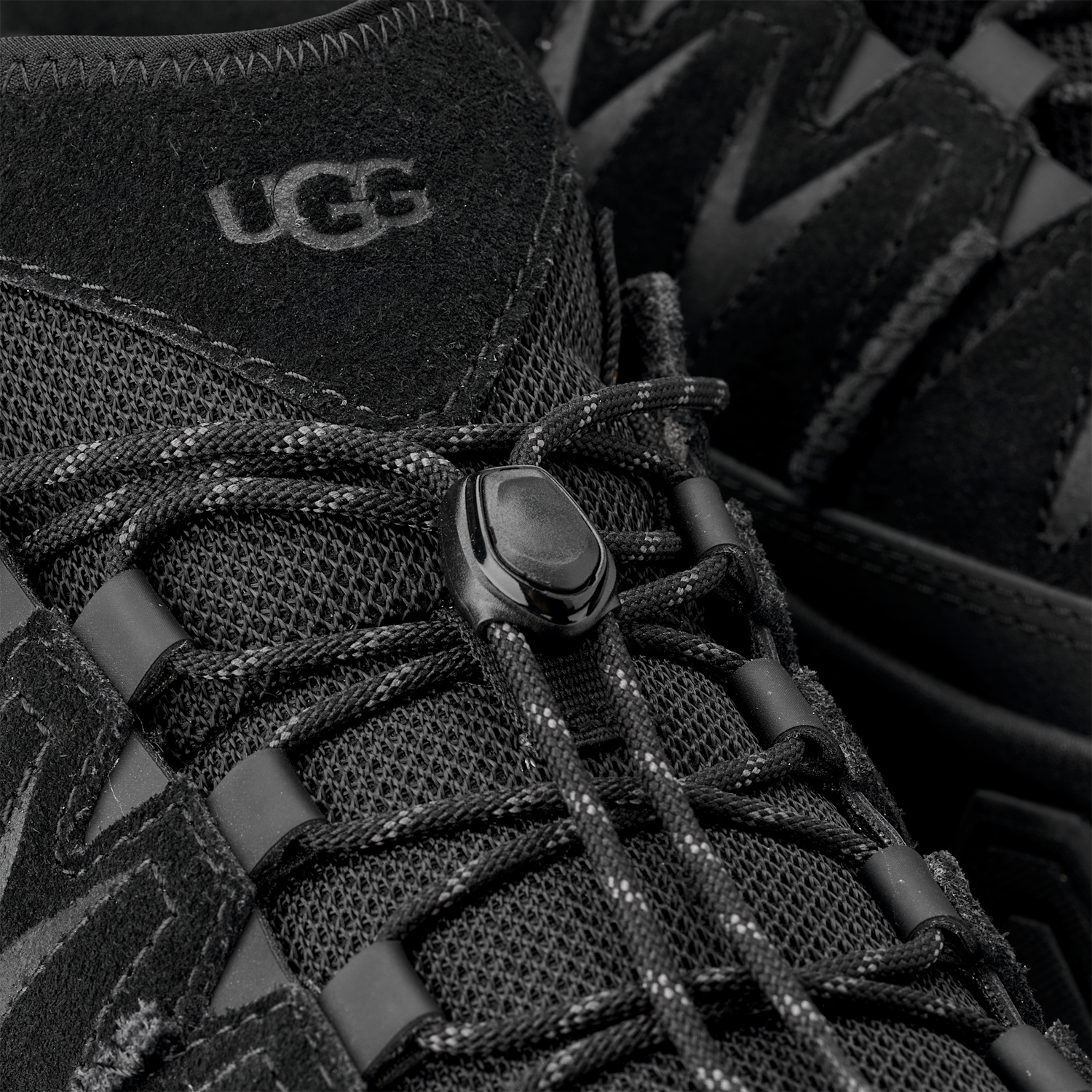 UGG CapTrail Low Black, Black (1158252-BLK)