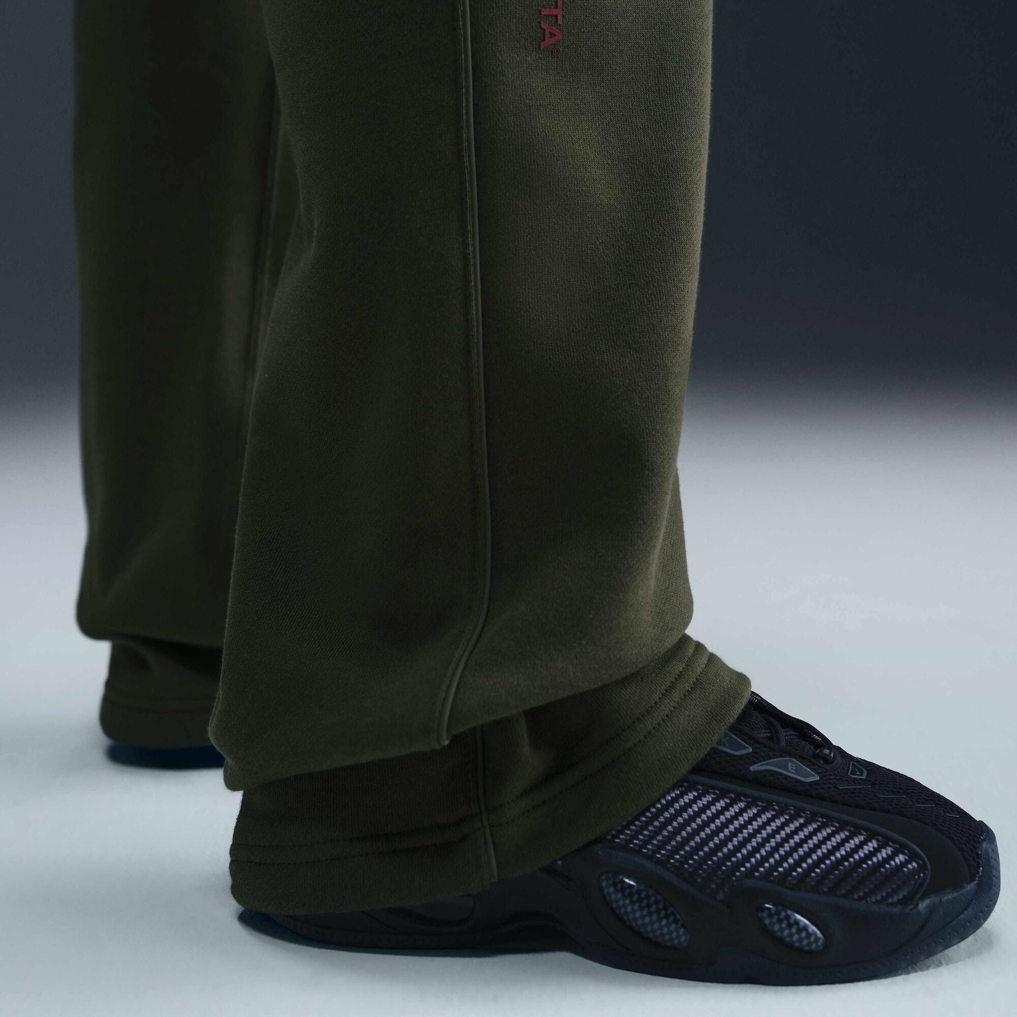 NOCTA NOCTA Fleece CS Open-Hem Tracksuit Bottoms Cargo Khaki/Cargo Khaki/Team Red