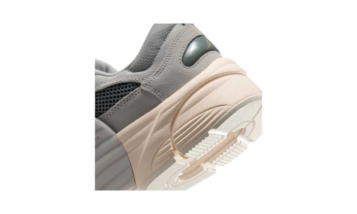 Air Jordan Trunner O/S Men‘s shoes Light Iron Ore/Smoke Grey/Chalk/Legend Medium Brown
