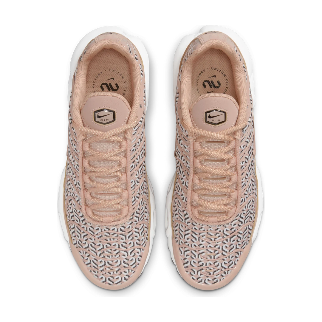 Nike Air Max Plus United in Victory, Hemp/White/Summit White/Black (FB2557-200)