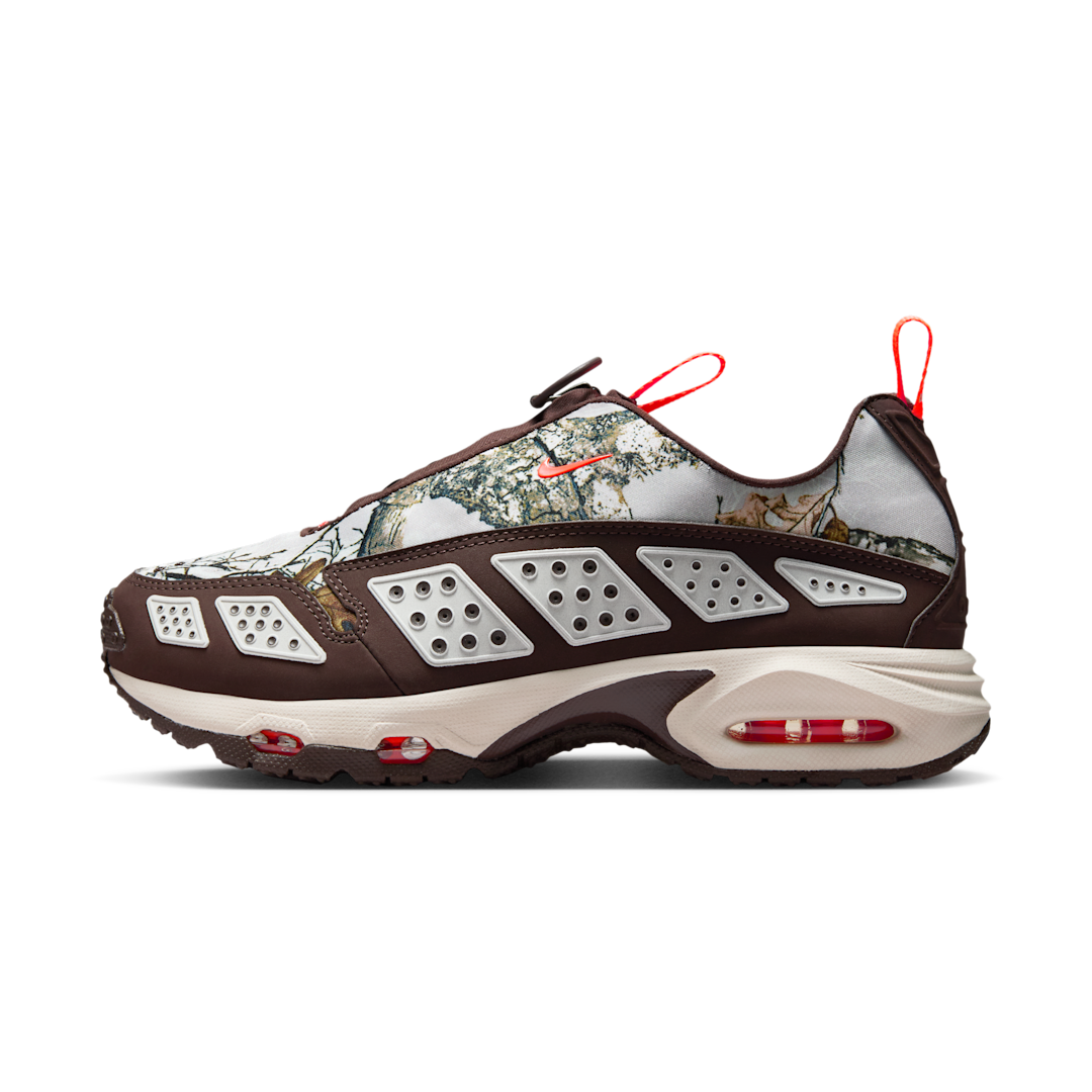 Nike Air Max Sunder Realtree Camo Light Orewood Brown, Light Orewood Brown/Baroque Brown/Hyper Crimson (IB2476-100)