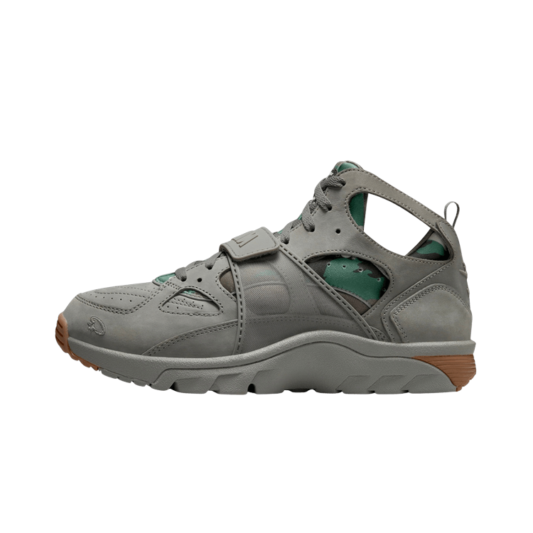 Nike Air Trainer Huarache Corteiz Gully Grey, Flat Pewter/Flat Pewter/White/Black/Gum Medium Brown (FQ8793-001)