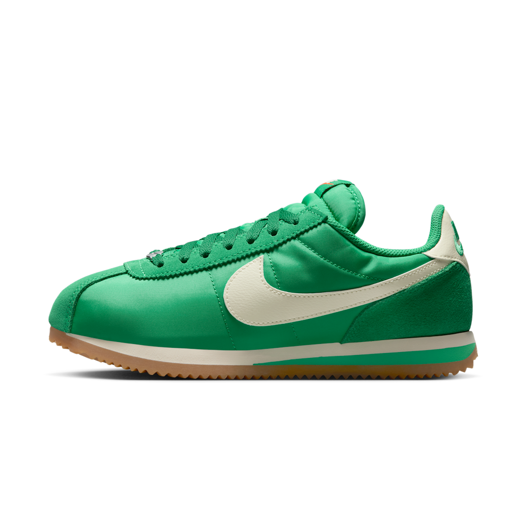 Nike Cortez TXT Stadium Green, Stadium Green/Safety Orange/Gum Light Brown/Coconut Milk (DZ2795-301)