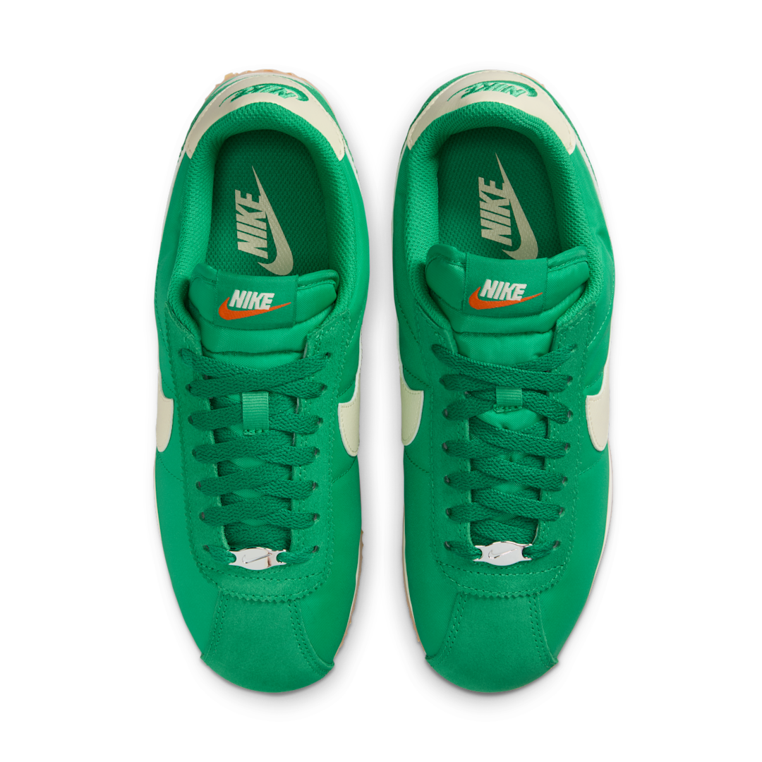 Nike Cortez TXT Stadium Green, Stadium Green/Safety Orange/Gum Light Brown/Coconut Milk (DZ2795-301)